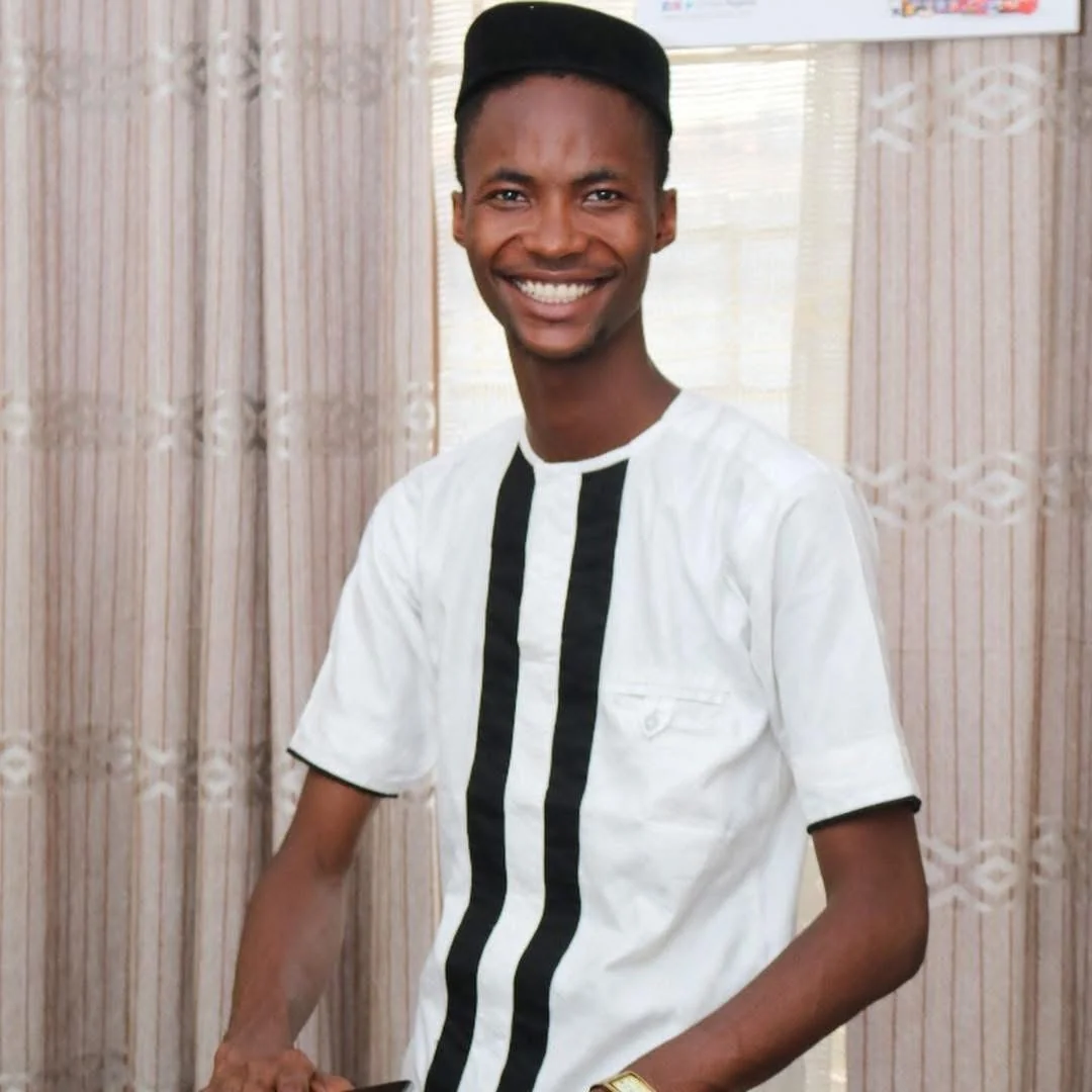 Ajíbọ́lá Ọládìípọ̀ at work