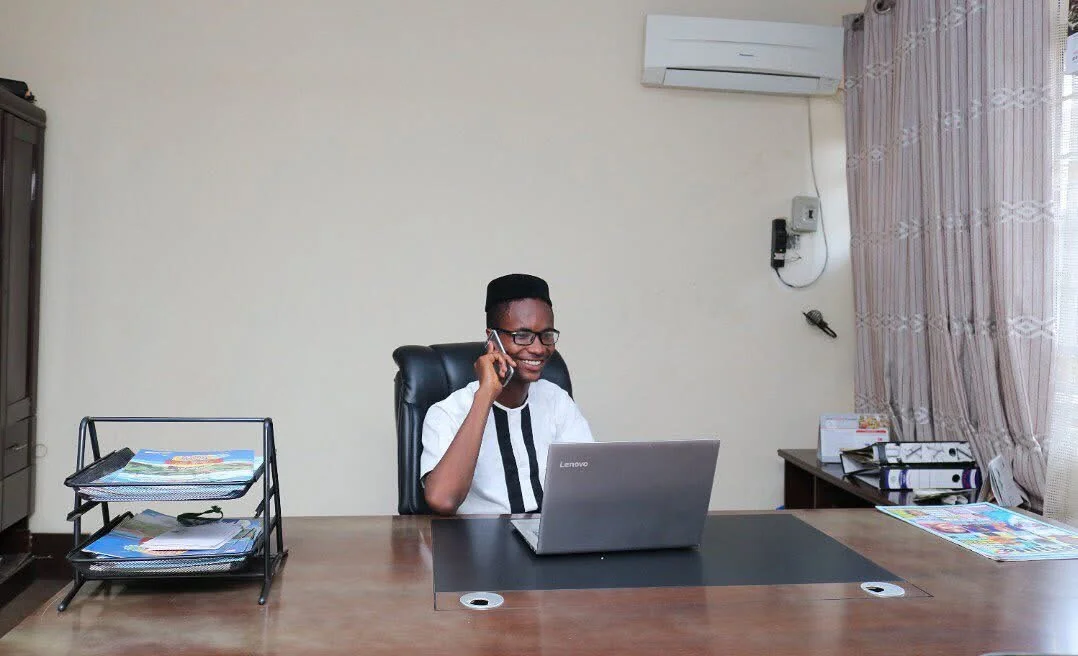 Ajíbọ́lá Ọládìípọ̀ at work
